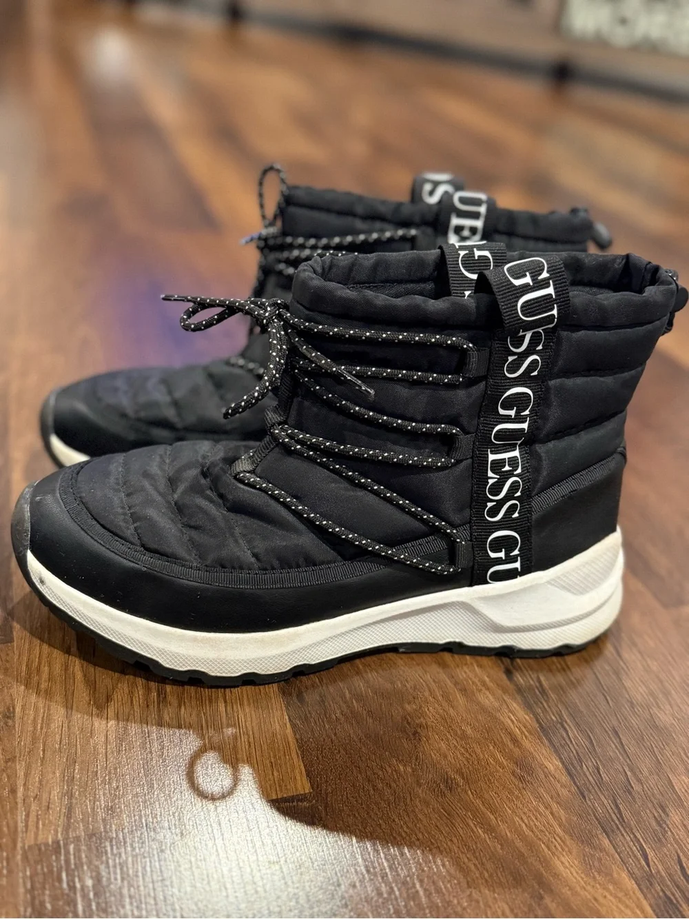 Guess women’s “chilly”